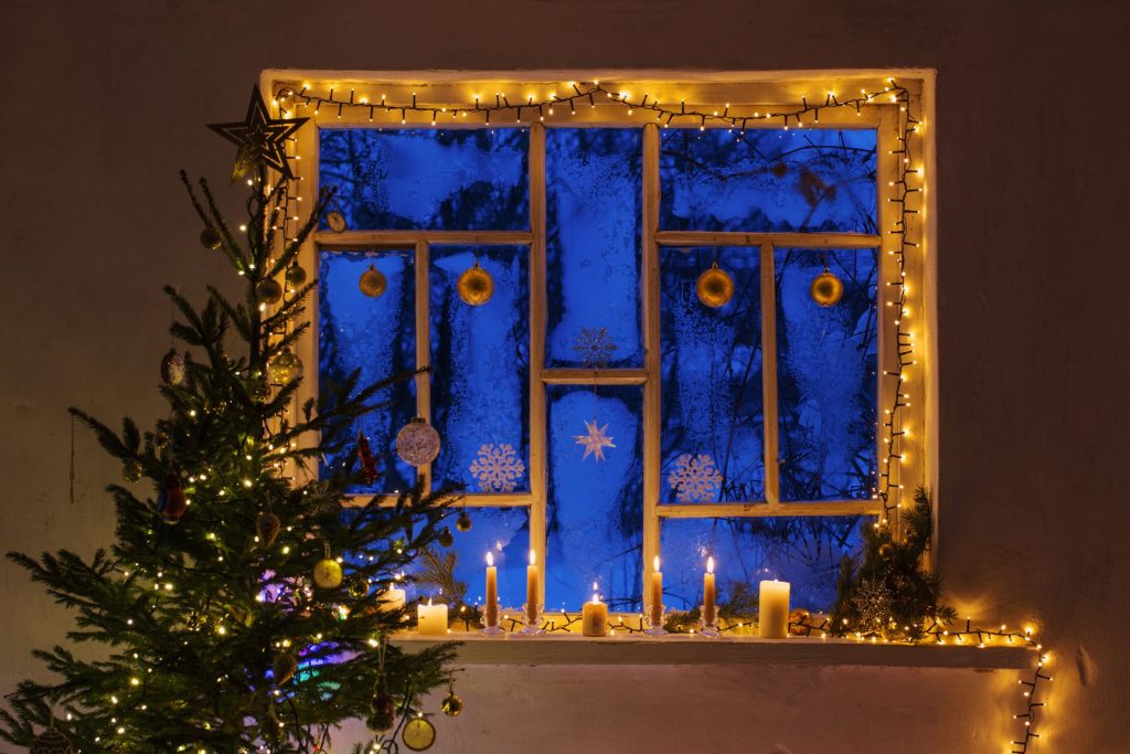 8 Ways to Decorate Your Timber Windows at Christmas