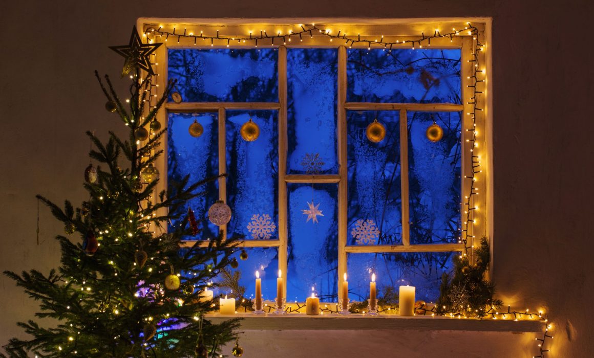 8 Ways to Decorate Your Timber Windows at Christmas
